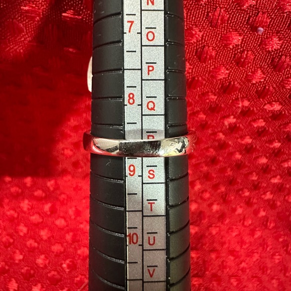 Costume Jewelry Ring. Size 9. - Picture 2 of 3